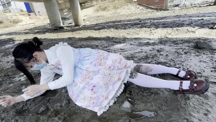 甜系lolita臭水沟玩脏泥+衬衣白丝泥地打滚-1