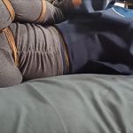 魔鬼身材小美女妞妞，大床灰衫JK打底袜捆绑游戏第二季，长靴股绳驷马、TK捏揉拍打，这次的口球有点艰难，妞妞已经对这个大口球产生心理阴影了，全程哼哼唧唧很抗拒，也忍得很辛苦