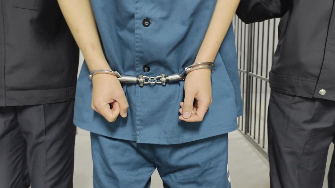 【忘忧社工作室】李阳以涉嫌逮捕并带回局里。在局里，李阳被审问，但他拒不交代自己的犯罪经过，并表现出挑衅态度-2