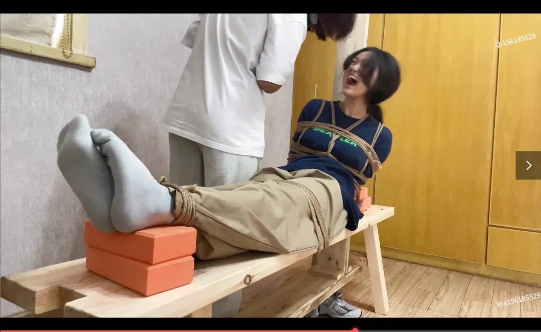极限老虎凳。每一次在脚下加砖看着真刺激 兴奋 过瘾 tk白袜子 用筷子挠脚底板-2