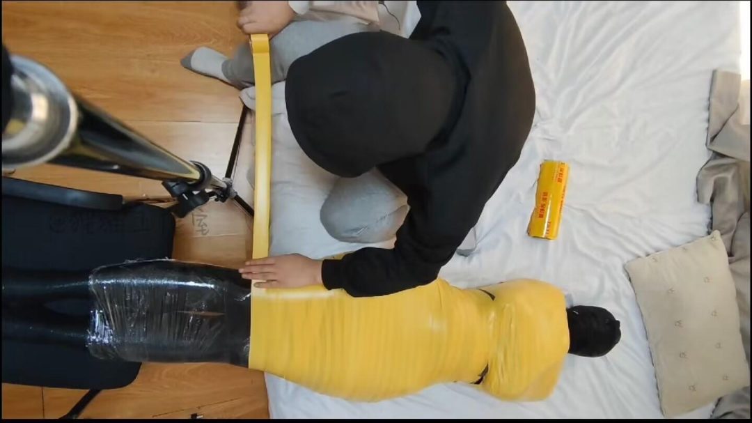 zentai+保鲜膜+胶带女M三重全包教程-2