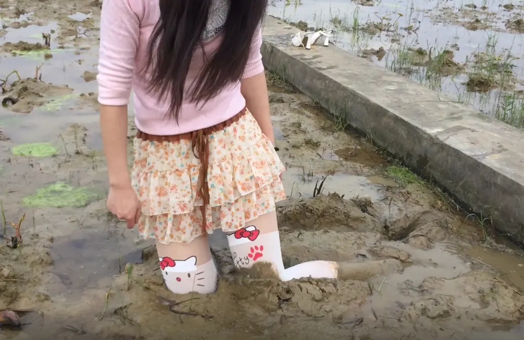 经典萌妹白丝乡间踩泥 4款袜子 轮番蹂躏-1