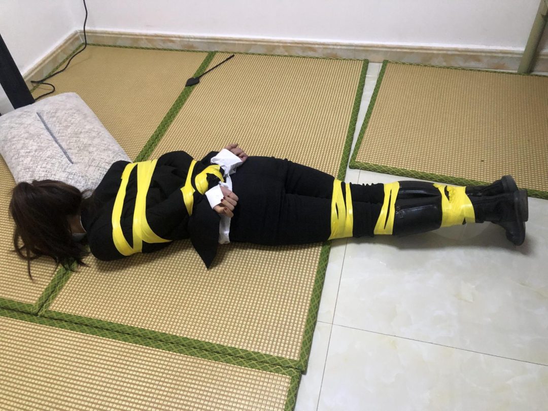 【佳怡】+职业装性感妹妹黄色被胶带紧紧绑住-4
