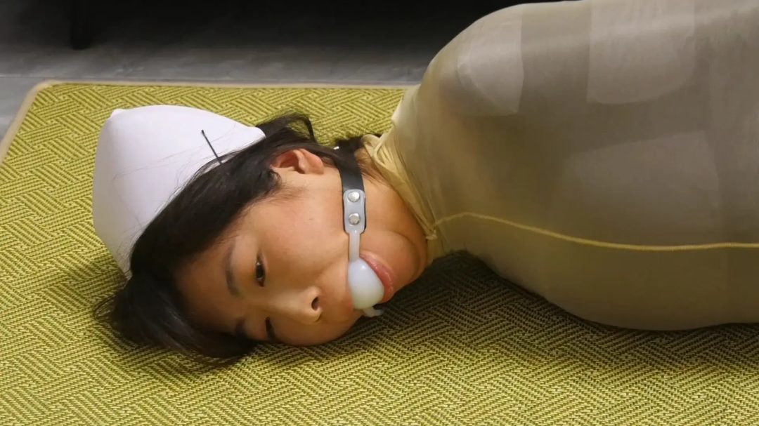 女护士被胶带丝袜多层包裹-6