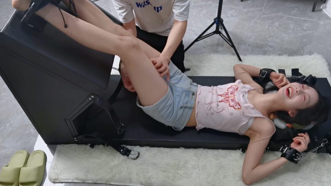 白丝小萝莉小冰御萝形态全身挠痒-6