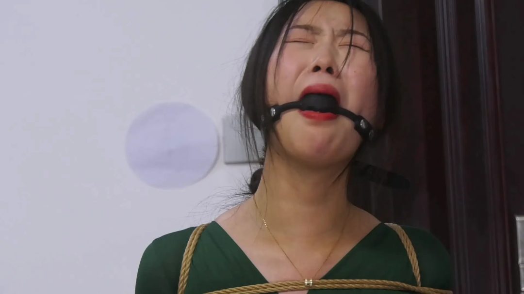 定拍转公映《绑票 》 中集 女孩做错事被捆绑带来道歉女王看到折腾自己的女孩气就来了，她要开始报仇-17