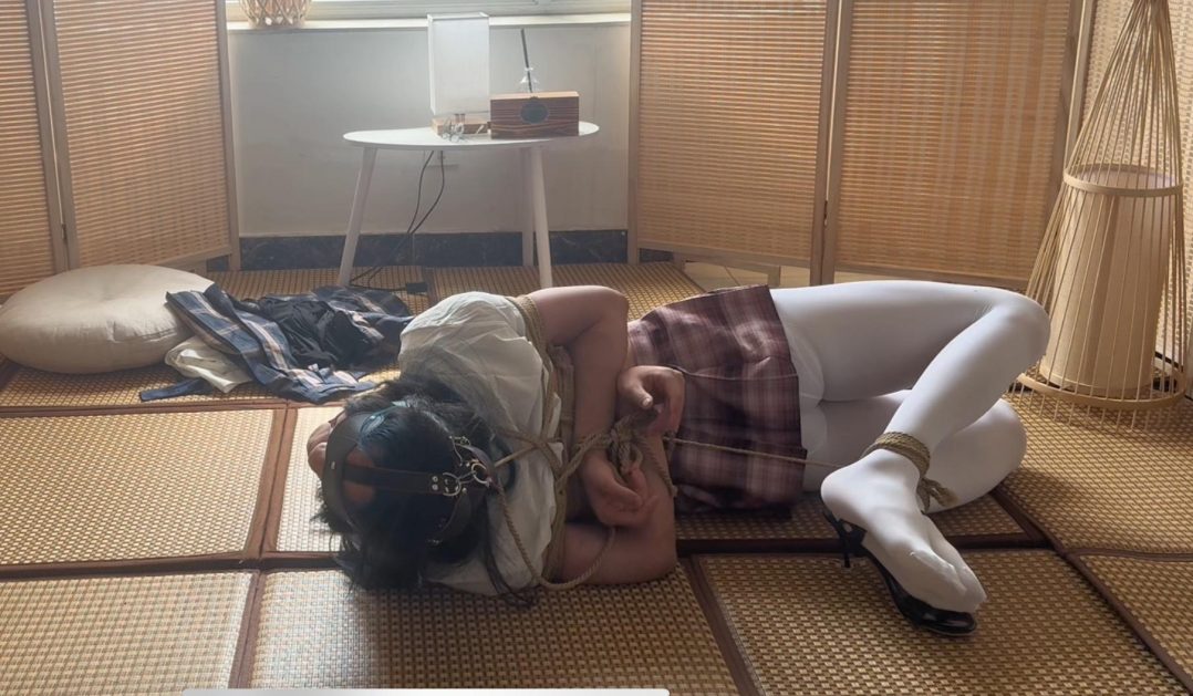 【柚里】南娘柚里面试绳艺公司，被要求换超短裙jk自缚，柚里因为放心就打了死结但hr突然离开让柚里独自无限期挣扎解脱…柚里能否脱出呢～-2