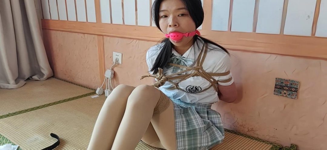 娜娜大号口球堵嘴《日式并腿海老和日式极限驷马放置》及访谈，大号口球撑满嘴，只能任凭口水一直流驷马拉得太紧给娜娜痛得挣吟-4
