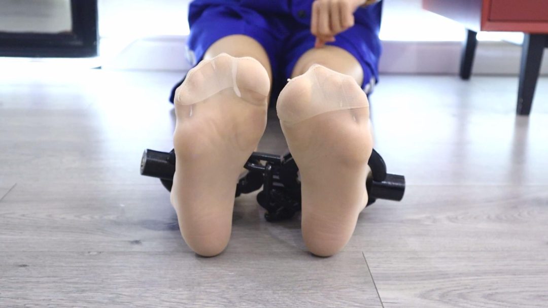 理工妹子莎莎讲述戴镣铐挠脚心TK感受1 手铐脚铐脚趾铐 本期内容以各种镣铐姿势+妹子感受为主-4