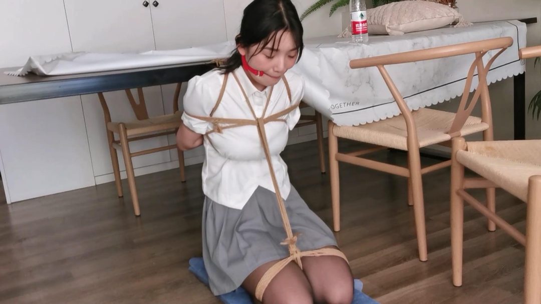 奥特曼定拍：尤涵JK制服跪缚长时间放置-4