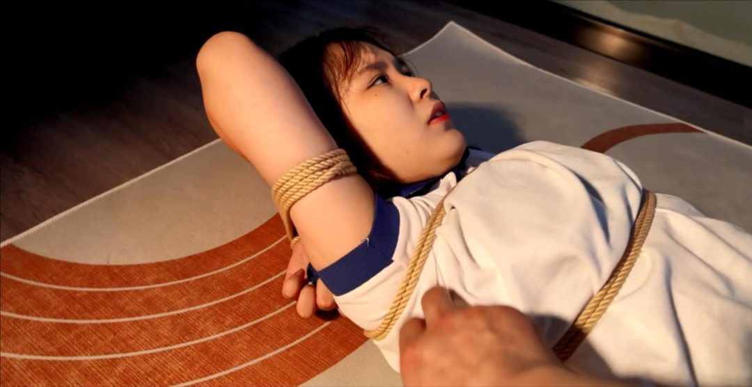 勇敢的假期工佳乐，少女、瑜伽与绳之反手、莲花盘缚，痛与痒的另类游戏-4