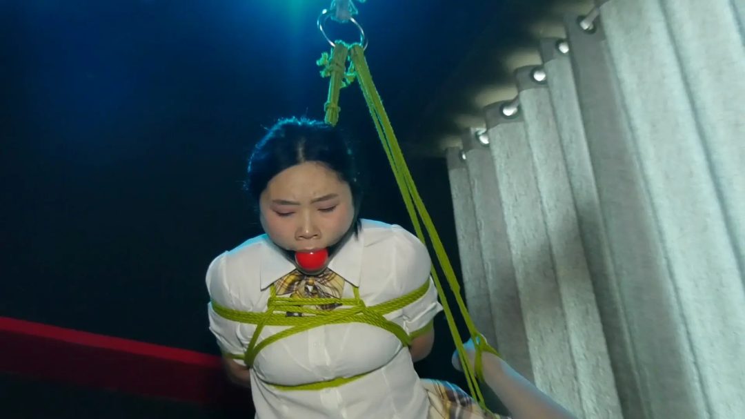 戴超大口球的双女M 两女M戴上超级大的口球金鸡独立吊缚在调教室放置-5