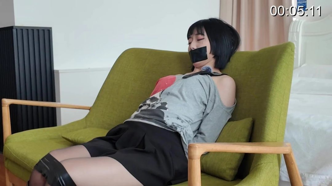 独居妹妹被入室捆绑，黑丝热裤驷马封嘴，一小时看个够-1