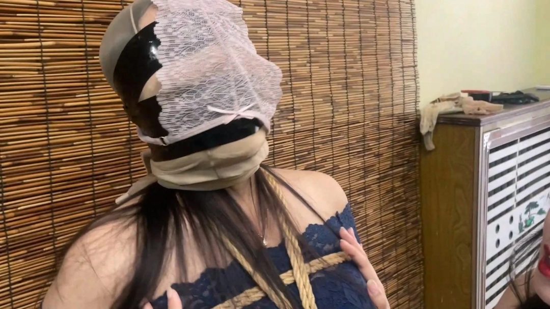 【云雀定拍】《遗产风波 下》继女调母手段再度升级，丝袜内裤套头叠加高跟捂脸，熟女董事长最终闷绝崩溃-10