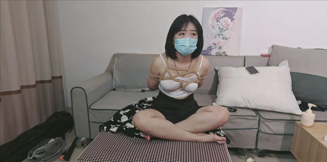 模特颜颜 极品臀形 绑完照镜子 真空 打屁股 眼睛也大-2