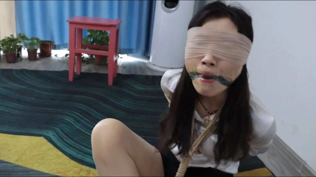《剧情片做人不要太苛刻 上》白领恩可网购丝袜给差评惨遭快递小哥挟私报复,口球塞嘴丝袜蒙眼全身海老缚动弹不得-11 《剧情片做人不要太苛刻 上》白领恩可网购丝袜给差评惨遭快递小哥挟私报复,口球塞嘴丝袜蒙眼全身海老缚动弹不得-11