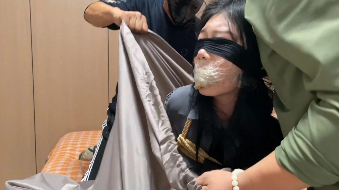 【云雀定拍】直播过程中被歹徒入室，被蒙眼堵嘴的女主播喊破喉咙也难逃被绑走的厄运 韩玉主演-8