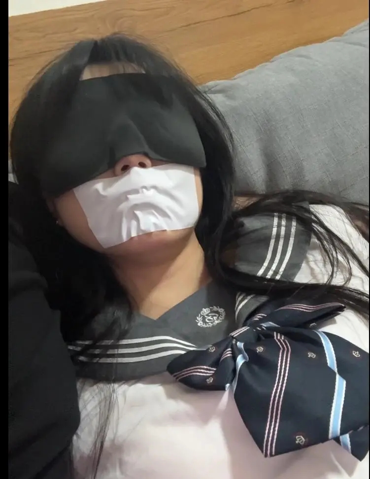 灰色手丝黑色丝袜的妹妹也拿着胶带来找我？！-8