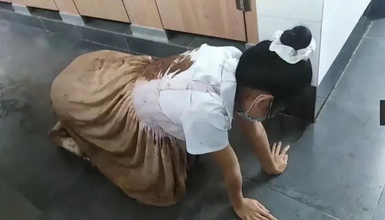 lo娘白丝雨天被jk白丝娘踩在泥水里蹂躏 被迫在公厕爬行-8