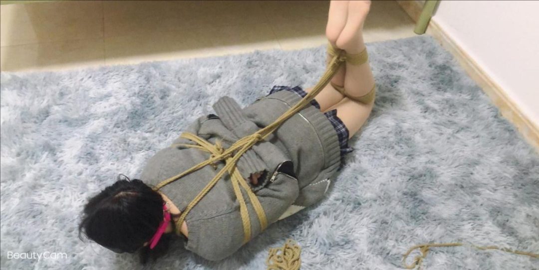 硬是被逼着体验丝袜驷马蒙眼塞嘴 绑得我都发脾气了还不解开我 口水流得到处都是-4