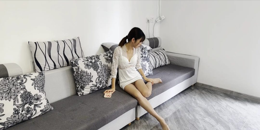 偷情的同事男女 小月上班的时候不小心扭到脚，在家休养-5