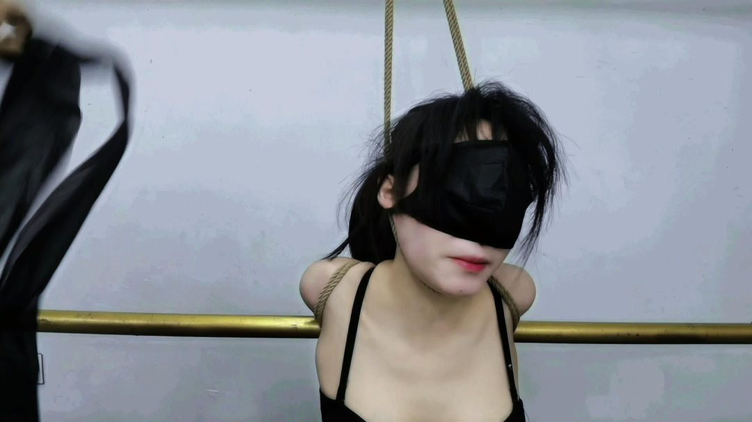 柔仙儿又来想好事,挑战马步一小时想赢取苹果手机,能否成功-5