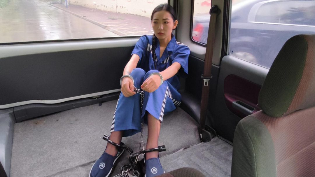 【忘忧社工作室】新模特沈冰（上）女犯沈冰被提审，询问其藏匿作案工具的地点，她称已扔在郊外但记不清具体位置。-5