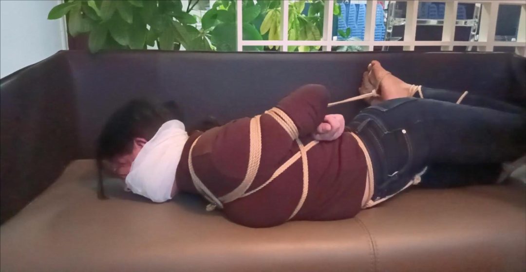 勤劳主妇汐汐的另类兼职第三季，肌肉贴多重缠裹封嘴驷马，咸猪手的痒刑折磨、皮带SP、突然的羞羞小游戏，关于汐汐敏感度的首次深度实验，主妇的反应很完美、很到位，干脆接着再来一波。-4