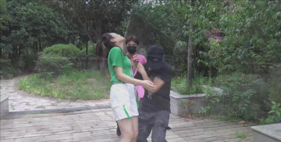 《小区里的绑架》上集 美女娜娜被人绑架带到黑窝，被关押在一个房间里，娜娜找准时机逃出去-3