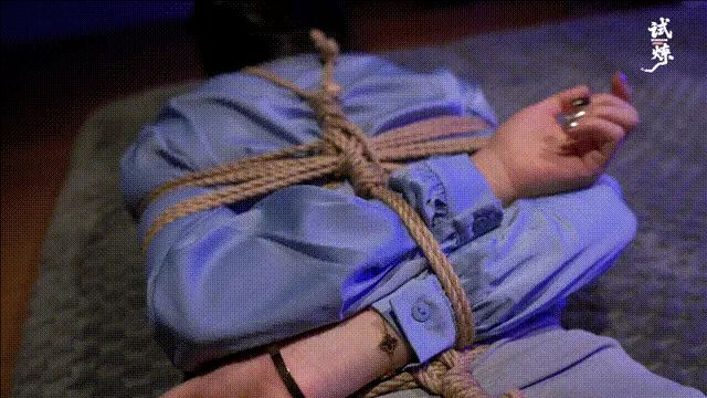 【试炼工作室】-文质彬彬的眼镜妹被两层胶带封嘴紧缚挣扎多姿势郊狼电击高档位叫声好听-7