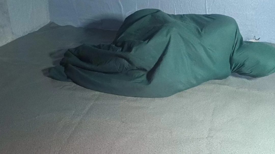 小M妹子第二次拍摄尝试被单全包裹，套进去让她自己蠕动 后面她自己慢慢爬出来-2