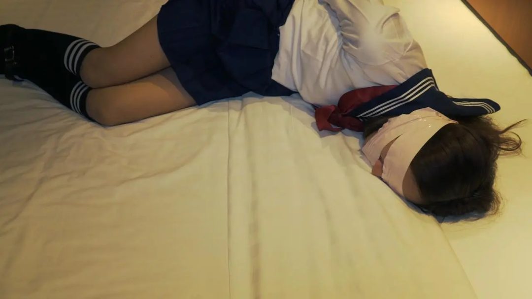 JK制服长腿妹子体验束缚挠脚TK-2