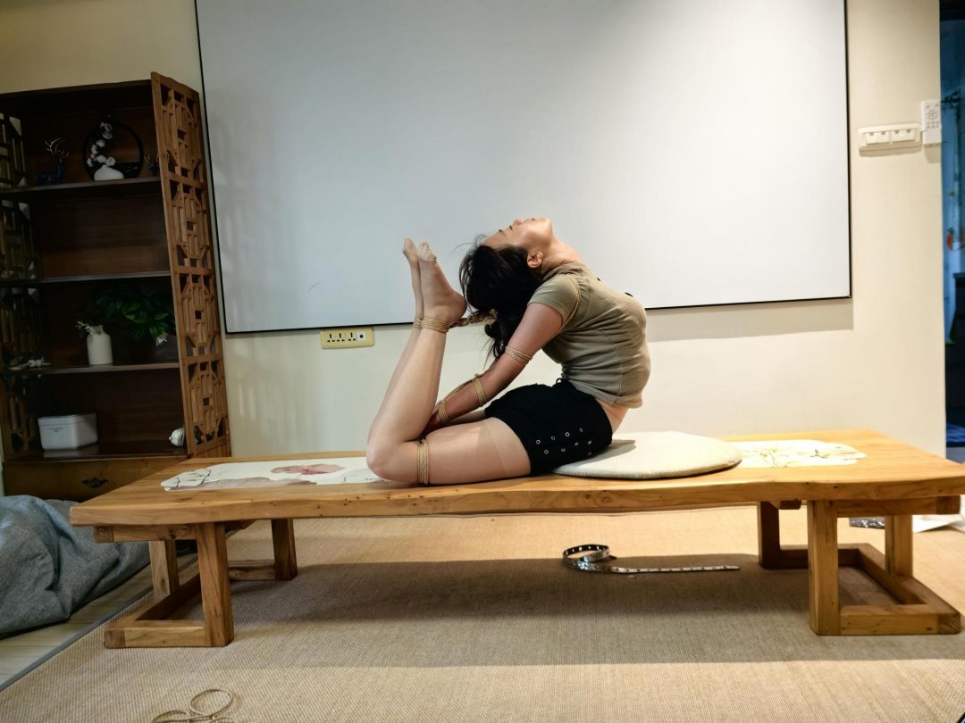绳艺日常：柔韧性BUFF叠满的乌鱼，用丝袜绑一个小鸡缚+极限驷马，再用绳子来一遍直臂极限驷马-4