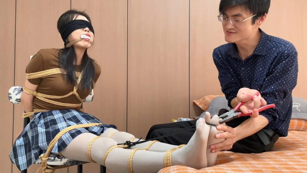 DID剧情片《租房有风险》（下）恩可主演，女孩被长时间捆绑监禁+酷刑折磨，榨干所有财产，被加固捆绑的她能否逃出生天？-7