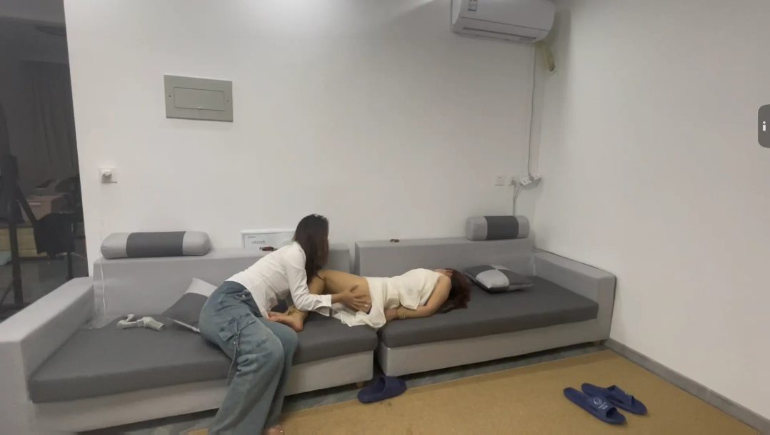原创 春春帮闺蜜照顾独自在家的妹妹盈盈 女女TJ 舔脚闻脚-3
