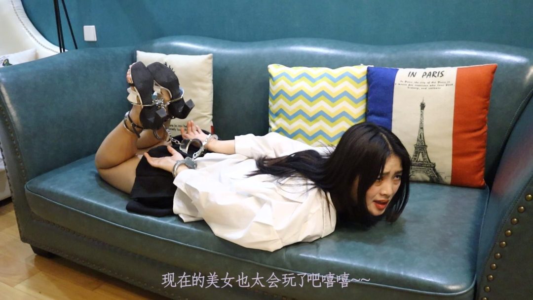 女主播吱吱被猥琐男粉丝骚扰绑架一起直播玩镣铐挠脚心TK 手铐脚铐脚趾铐-4