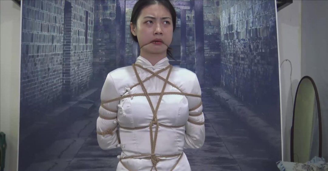《极限紧缚 》 空姐被绑架回来，被各种捆绑，还把舌头给绑上-5