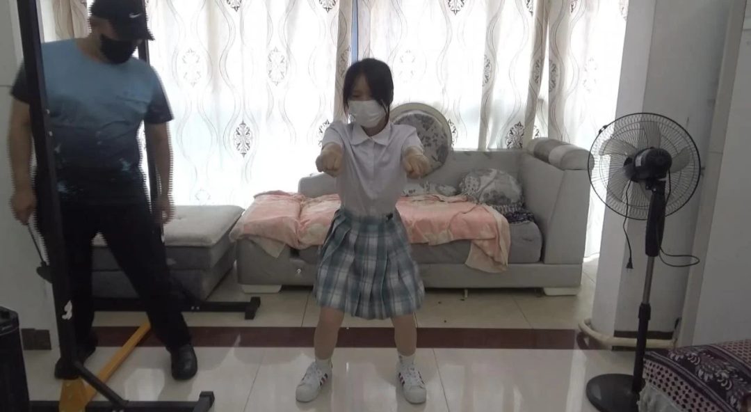 【琳媚】定拍深蹲马步 jk 妹子被罚马步 男人在一旁盯哨 鞭打快要坚持不住的妹子-1