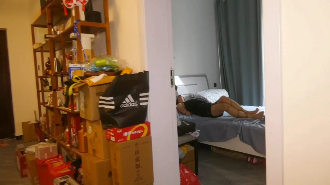 定拍转公映 新片《劫中劫》 下集 两个女劫匪拿到钱后把女主人和另一个美女捆绑堵嘴丢家里离开-10