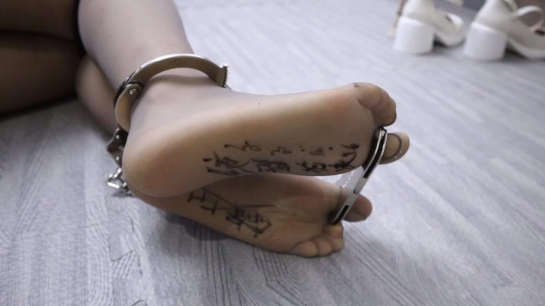 果果被执行绞刑注 灰丝长筒靴 挠脚挠全身TK 手铐脚铐 三次处决！-14