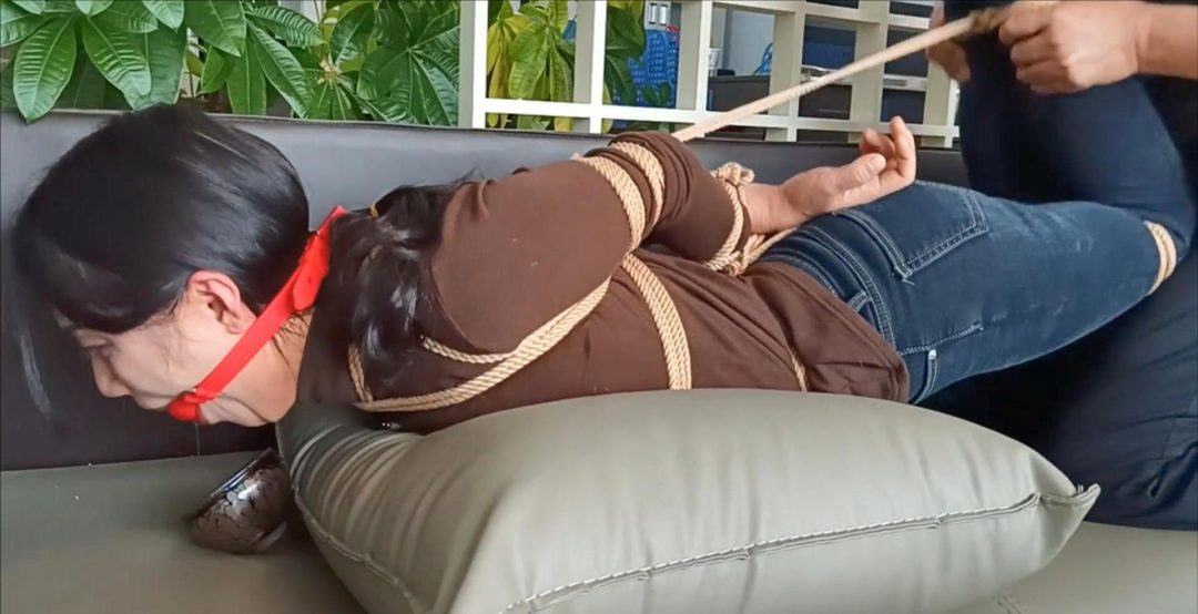 新人试镜，勤劳主妇汐汐的另类兼职第一季，勇敢的家庭主妇，极限捆绑、勒头驷马、大号口球、丰富口水、极度挣扎，重度痒刑折磨，主妇中的优秀绳模闪亮登场-11
