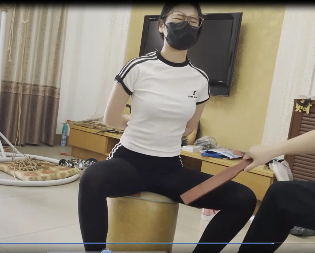 《纪舒静的家规责罚2》客户定拍调教之阿然剧情SP第二部！这次讲述了纪舒静因为没憋住尿考砸了而被惩罚憋尿和打屁屁SP惩罚,内容有憋尿+尿布式、跪趴等姿势SP+各类体罚+抽大腿上侧、内侧、小腿+打脚心等-4
