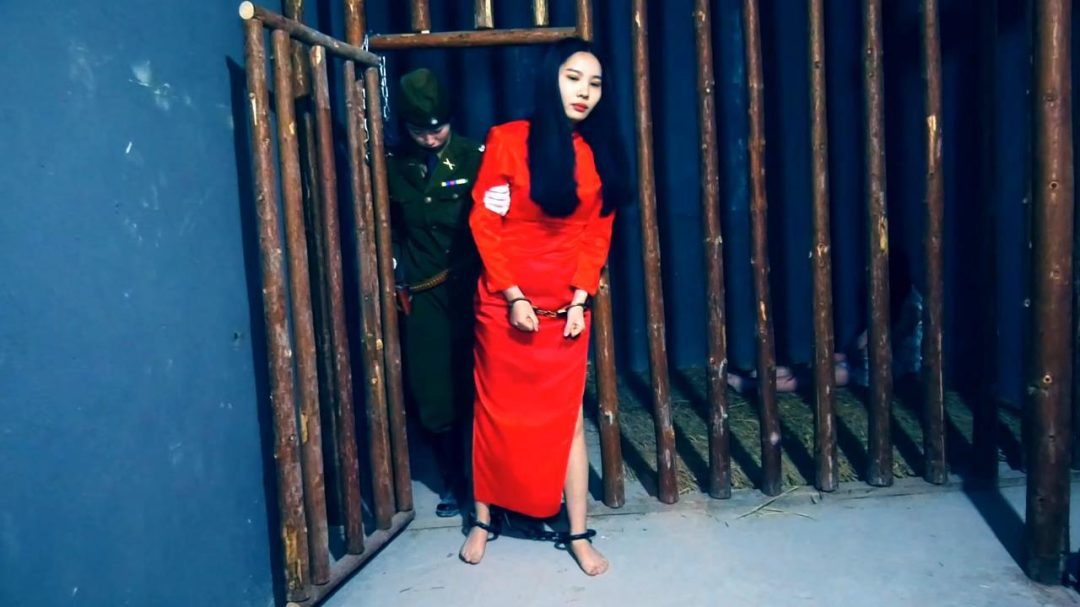 定拍女烈片《红岩英烈 2》中集 敌人在刑讯室对沈林芳和蔡美霞严刑逼供被折磨的遍体鳞伤-5