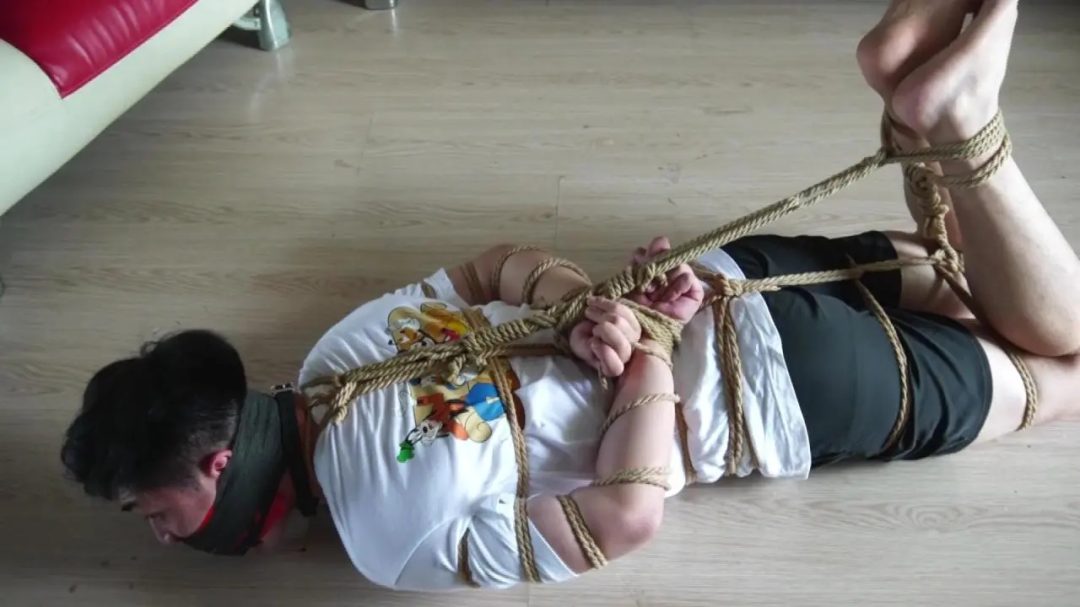 唯美之家定拍:帅哥逃脱未遂惨被女劫匪驷马捆堵折磨-9 唯美之家定拍:帅哥逃脱未遂惨被女劫匪驷马捆堵折磨-9