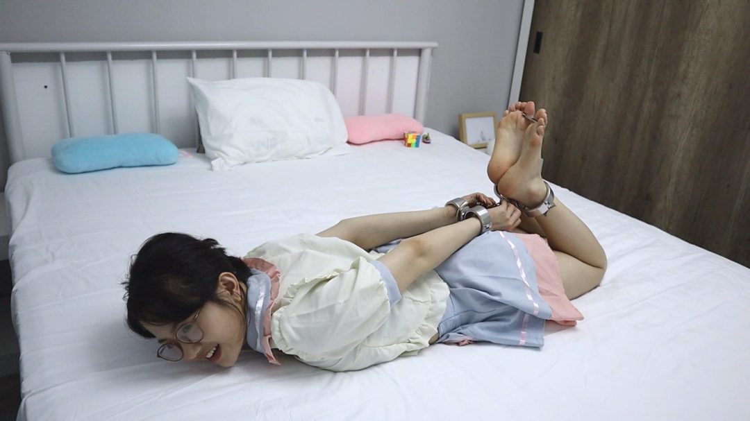 汤圆 家中镣铐手脚枷自缚 被室友发现威胁 挠脚挠全身TK 手铐脚铐脚趾铐-11