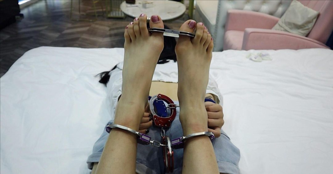 JK学生妹婷婷讲述戴镣铐挠脚心TK感受1 手铐脚铐脚趾铐 184超高哦 巨怕痒-5