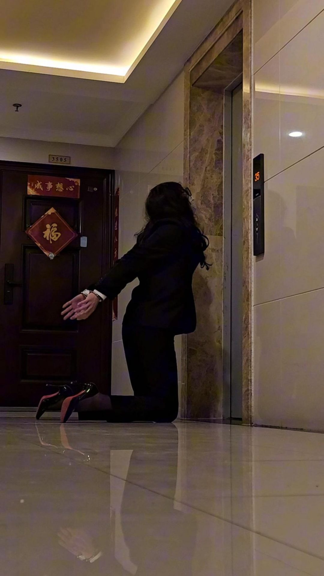 OL楼道西装手铐+蒙眼背铐在红绿灯杆上SubM-7