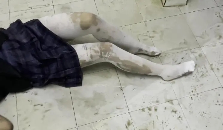 电竞少女白丝Jk公厕污水地面打滚 踩便便 半裸打滚爬行 全程高能-9