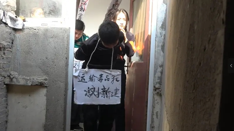 梦圆影视 三少女审问恶少-12