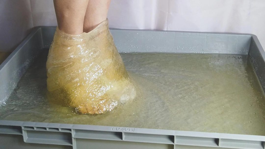 光脚穿舞蹈鞋踩胶水-6